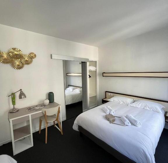 Номер Стандарт Трехместный, Brit Hotel Des Grands Hommes   Bordeaux Centre