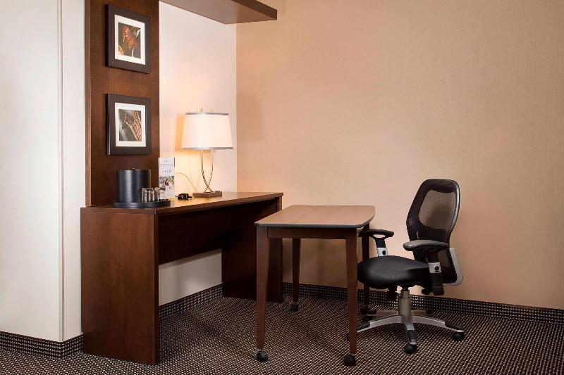 キングサイズベッドのスタンダードルーム, Courtyard By Marriott Montreal Downtown