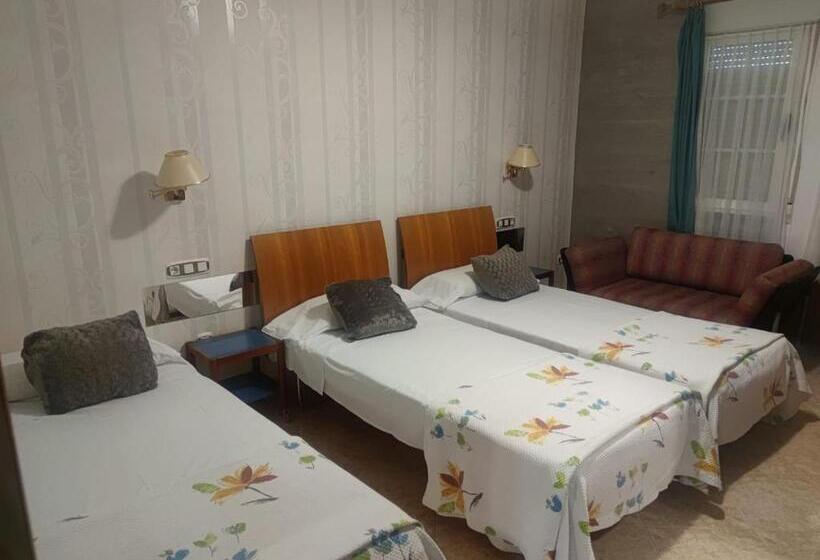 Номер Стандарт Трехместный, Hostal Burbia