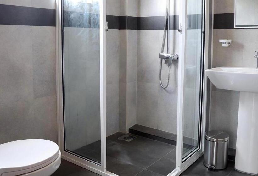 Семейный Номер, Riverbank Resort Gampola