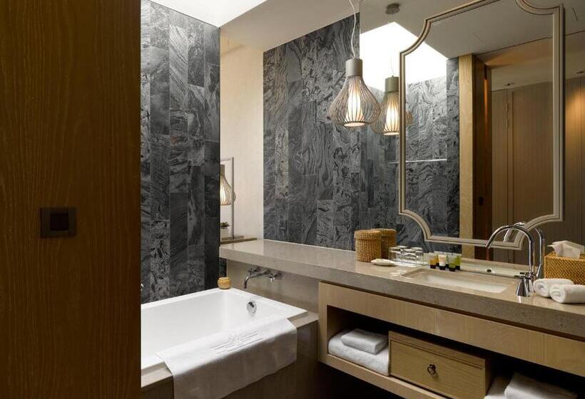 اتاق لوکس با چشم‌انداز دریا, Gloria Manor
