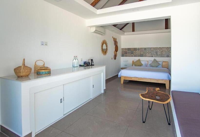 اتاق لوکس با چشم‌انداز دریا, You&me Resort