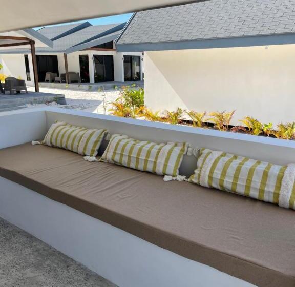 اتاق لوکس با چشم‌انداز دریا, You&me Resort