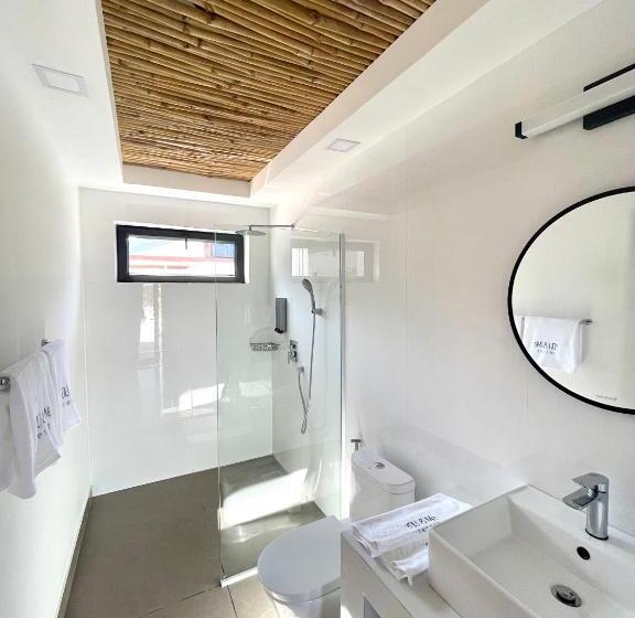 اتاق لوکس با چشم‌انداز دریا, You&me Resort