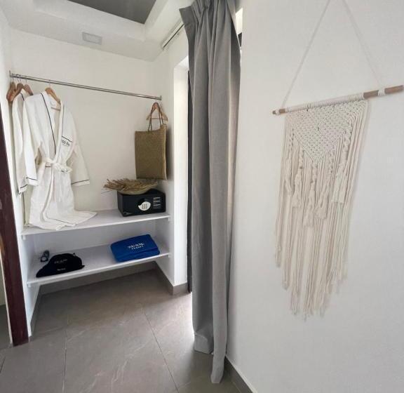 اتاق لوکس با چشم‌انداز دریا, You&me Resort