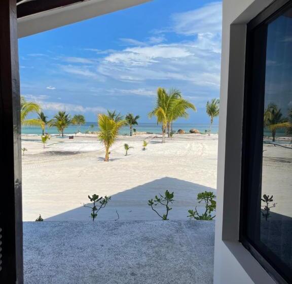 اتاق لوکس با چشم‌انداز دریا, You&me Resort