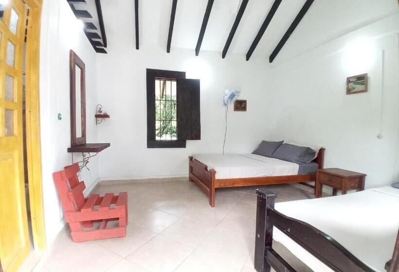 스탠다드 트리플 룸, Hostal Portal Del Sol