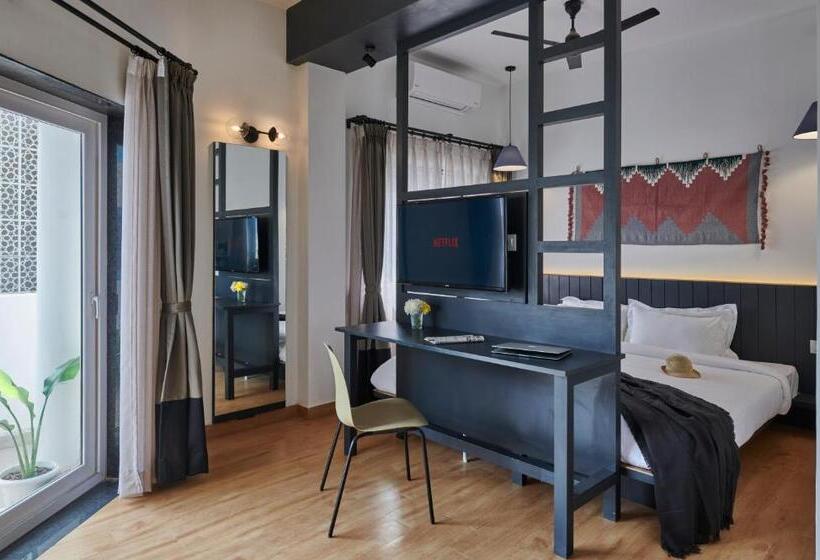 小型套房带阳台, Poshtel Vns