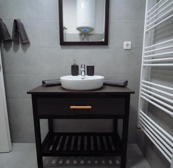 استودیوی استاندارد, Zakarias Apartments