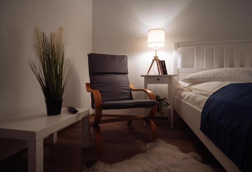 استودیوی استاندارد, Zakarias Apartments