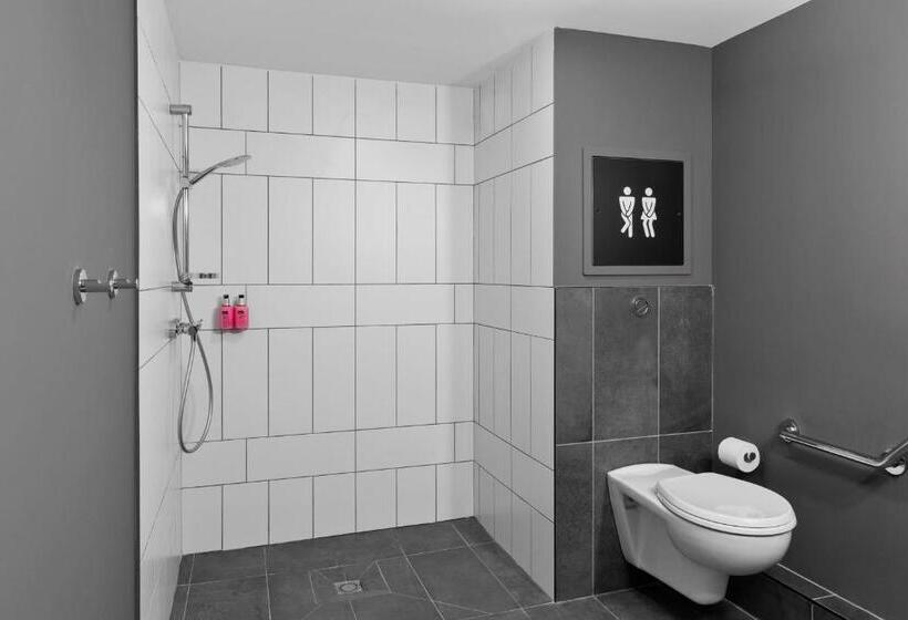 اتاق استاندارد سه نفره, Moxy La Ciotat