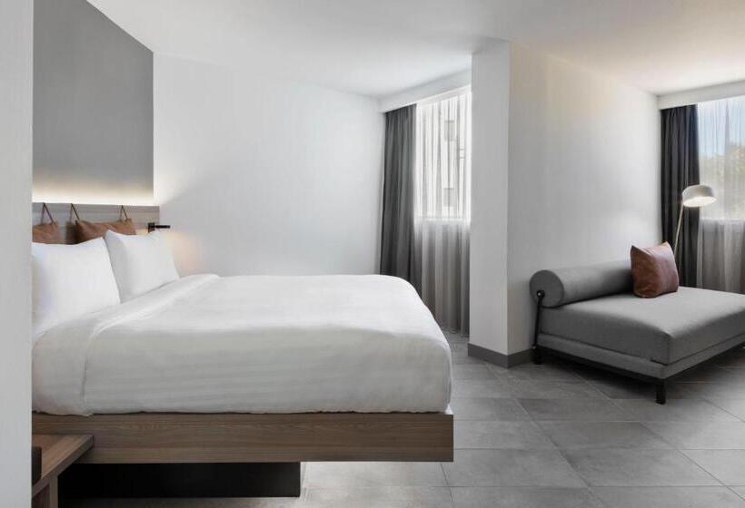 اتاق استاندارد سه نفره, Moxy La Ciotat