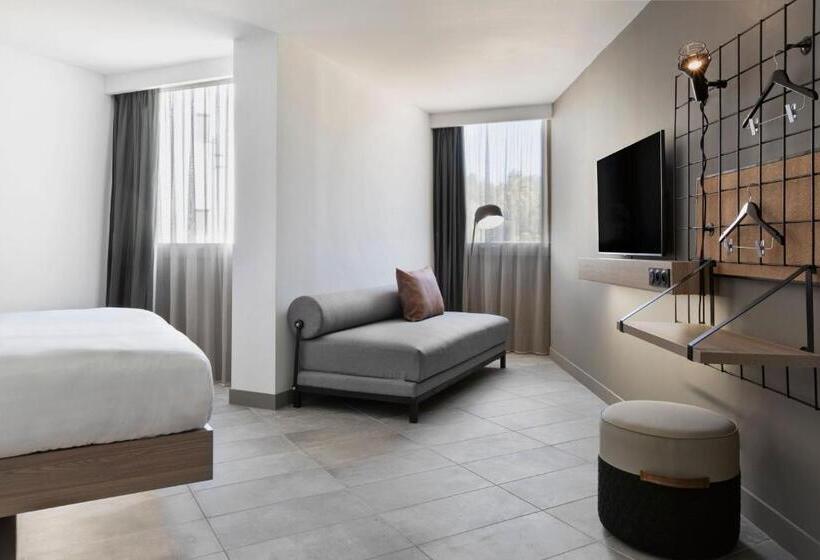 اتاق استاندارد سه نفره, Moxy La Ciotat