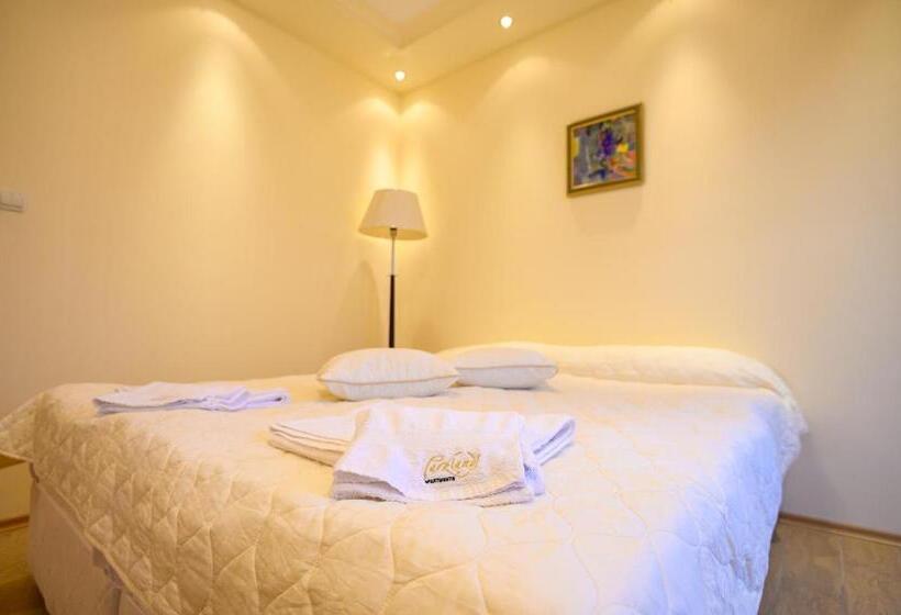 استودیوی استاندارد, Parklands Hotel & Pool