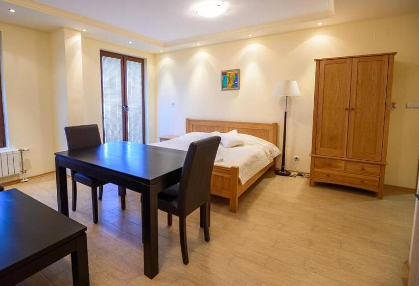 استودیوی سوپریور, Parklands Hotel & Pool