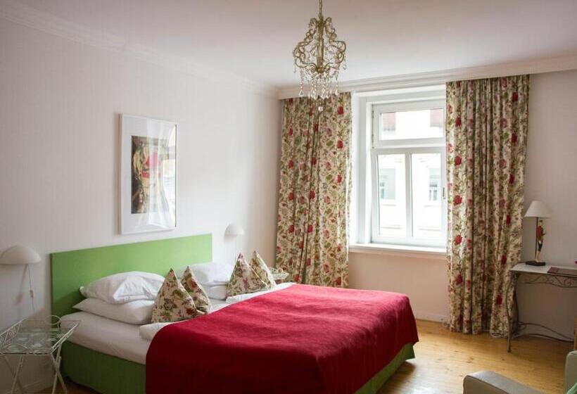 اتاق راحتی, Das Hotel In München