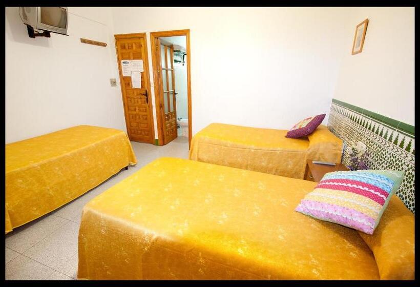 Номер Стандарт Трехместный, Hostal Estacion