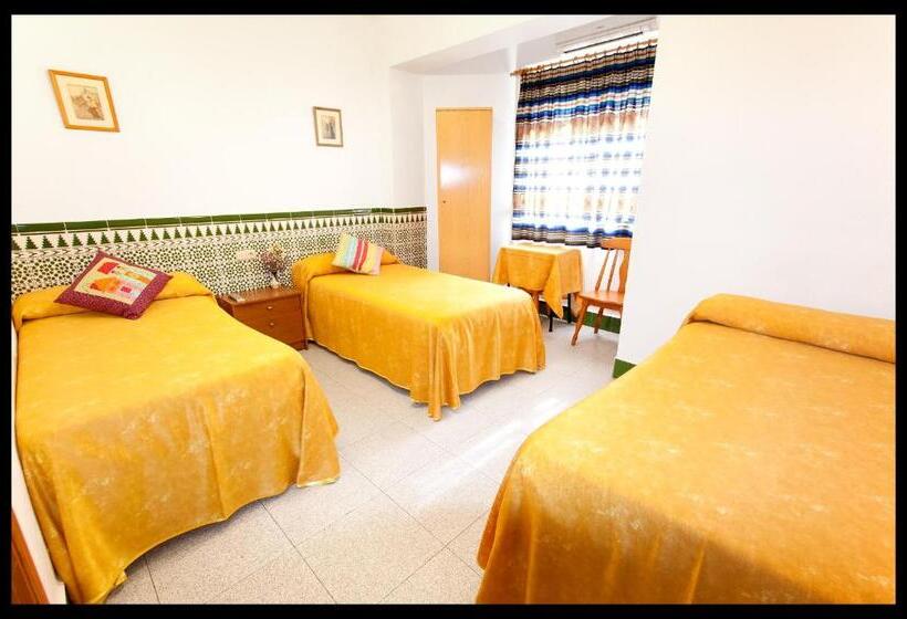 Номер Стандарт Трехместный, Hostal Estacion