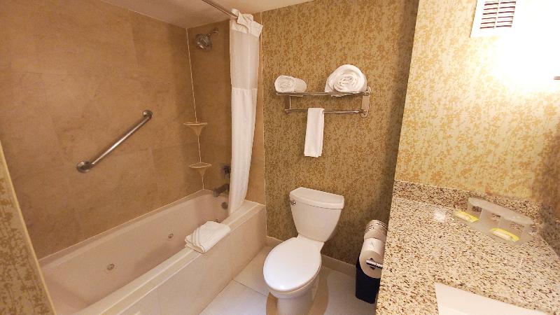 מיטת קינג בסוויטה, Holiday Inn Express & Suites Cuernavaca, An Ihg