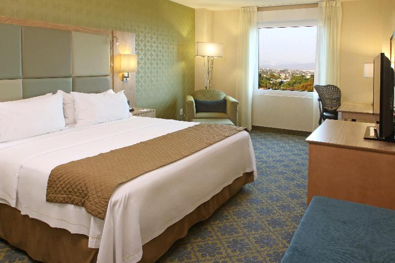 מיטת קינג בסוויטה, Holiday Inn Express & Suites Cuernavaca, An Ihg