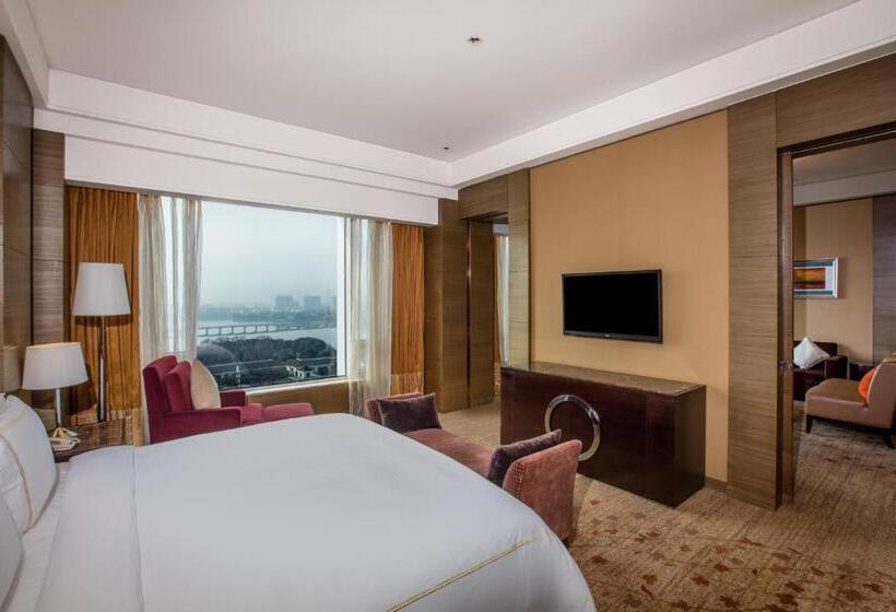 带大床的套房, Crowne Plaza Nanjing Jiangning, An Ihg
