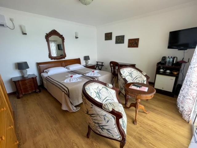 اتاق لوکس با بالکن و چشم‌انداز دریا, Treasure Cove Hotel & Restaurant