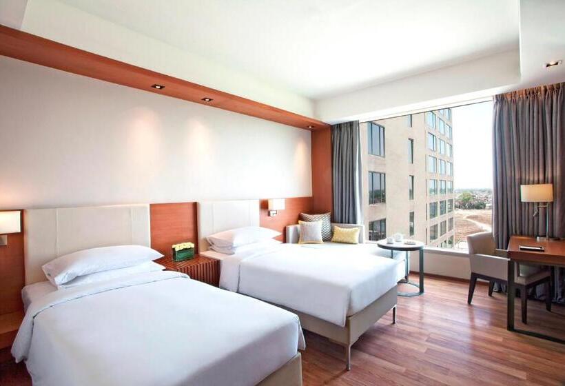 اتاق استاندارد با چشم‌انداز استخر, Hyatt Regency Amritsar