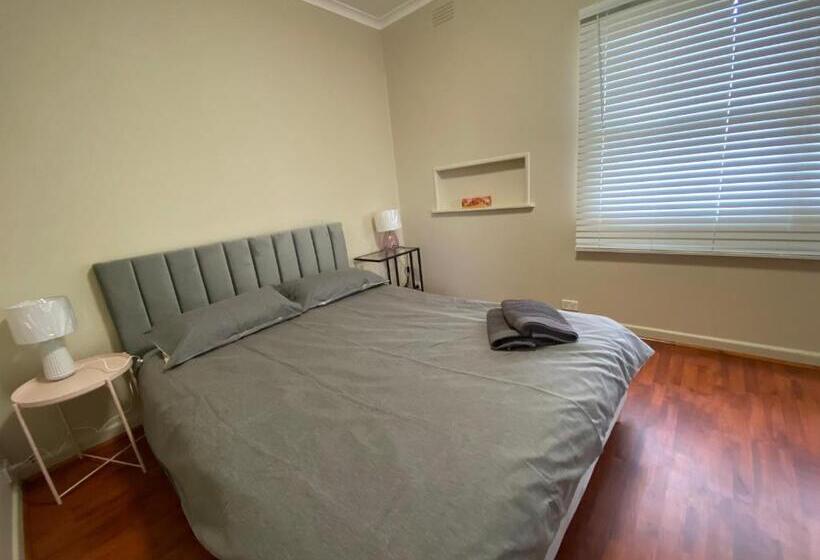 침실 2개 주택, Mitcham Station Home Stay