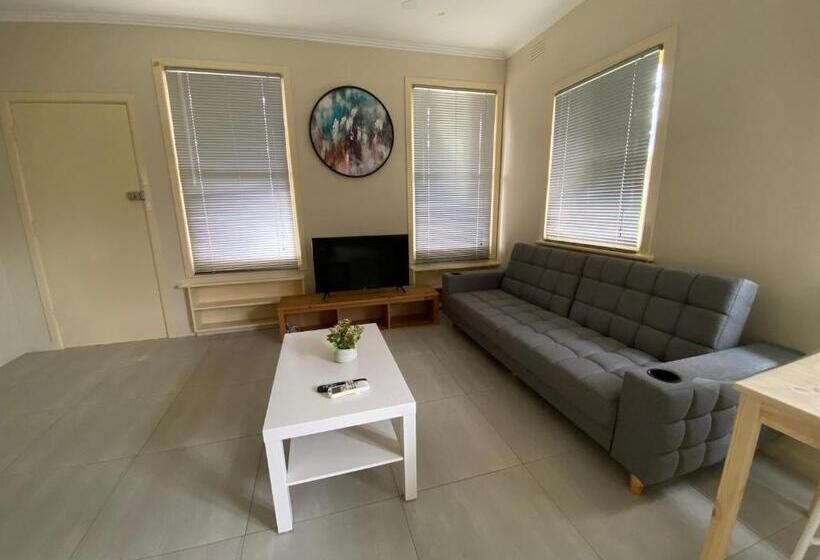 Дом 2 Спальни, Mitcham Station Home Stay