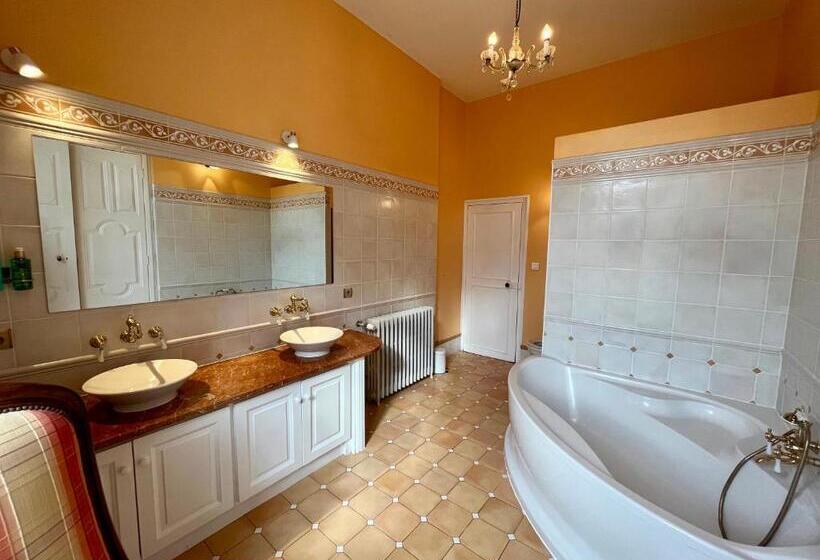 اتاق استاندارد چهار تخته, Chateau De Roquelune