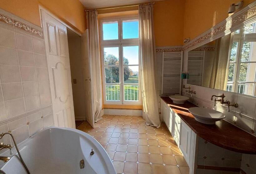 اتاق استاندارد چهار تخته, Chateau De Roquelune