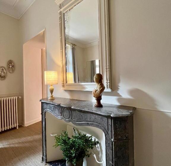 اتاق استاندارد چهار تخته, Chateau De Roquelune