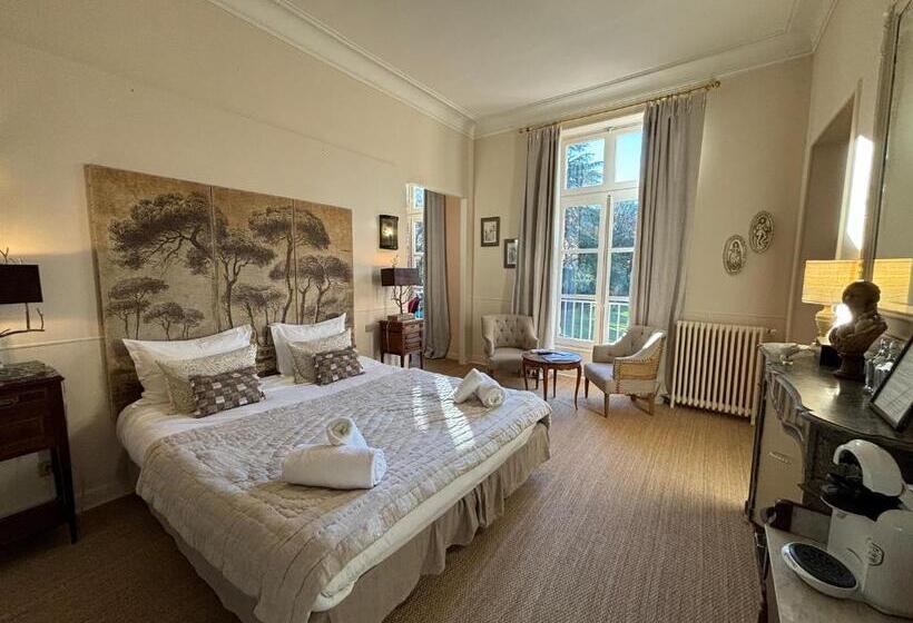 اتاق استاندارد چهار تخته, Chateau De Roquelune