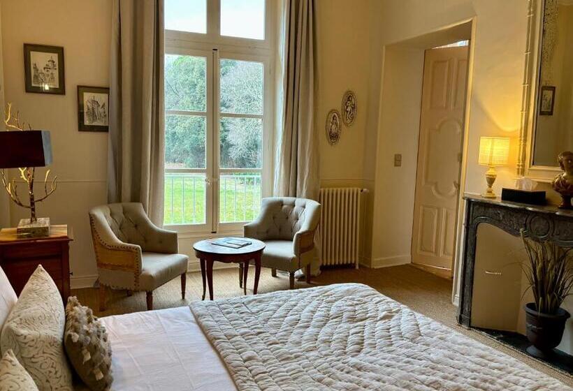 اتاق استاندارد چهار تخته, Chateau De Roquelune