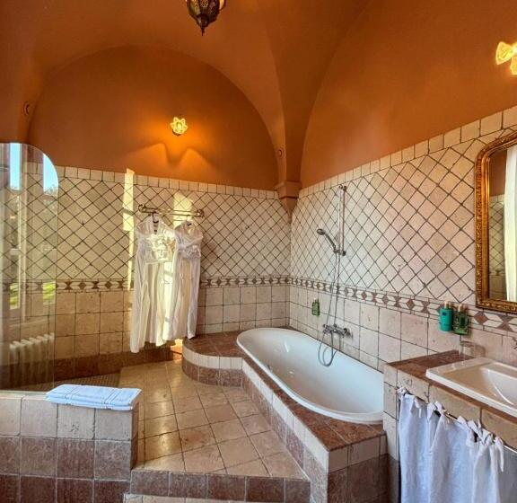 اتاق لوکس با تخت بزرگ, Chateau De Roquelune