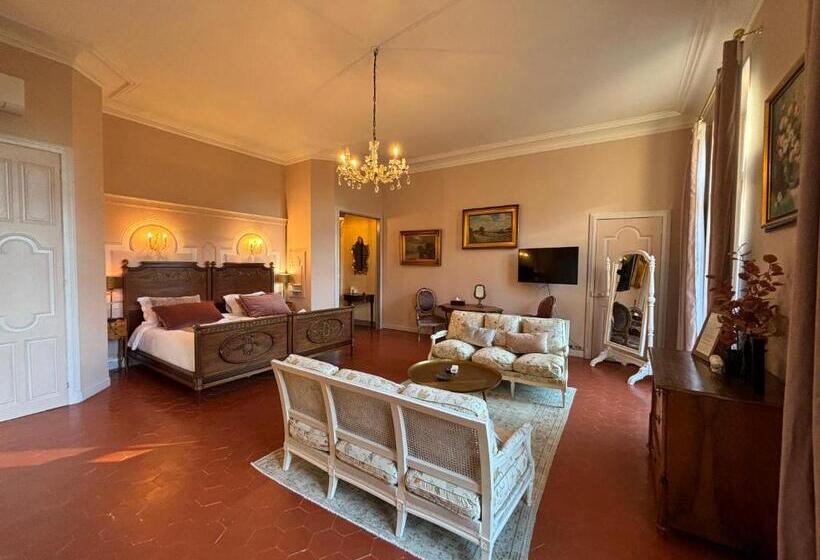 اتاق لوکس با تخت بزرگ, Chateau De Roquelune
