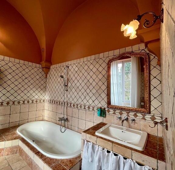 اتاق لوکس با تخت بزرگ, Chateau De Roquelune