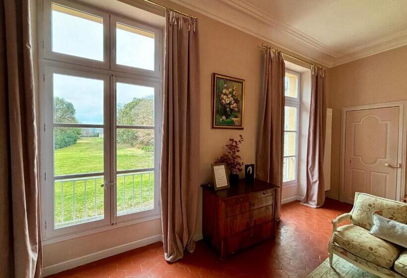 اتاق لوکس با تخت بزرگ, Chateau De Roquelune