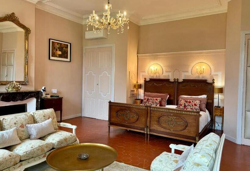 اتاق لوکس با تخت بزرگ, Chateau De Roquelune