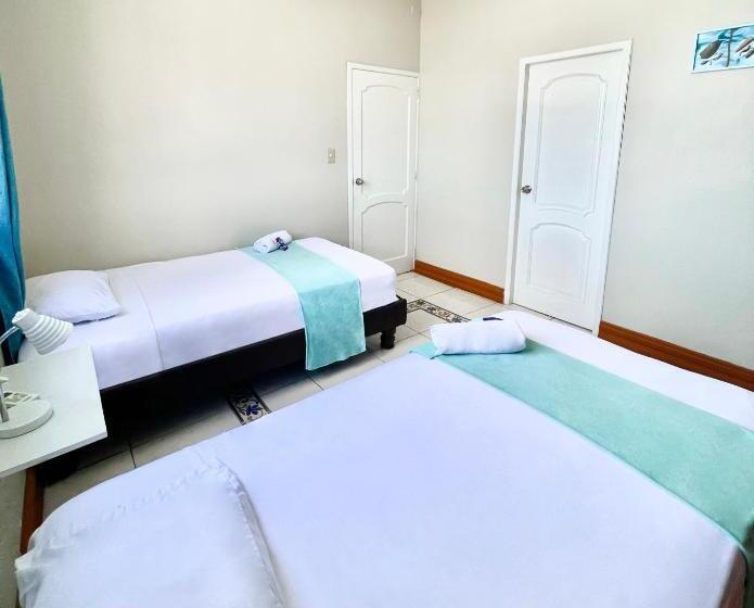 Семейный Номер, Reef Hostel Manta