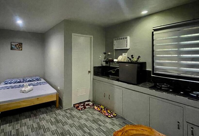 استودیوی لوکس, Golden Sunset Inn