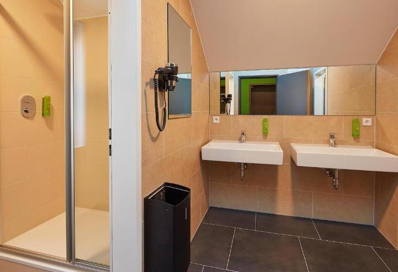 Кровать в Общей Комнате, The Bunk Hostel