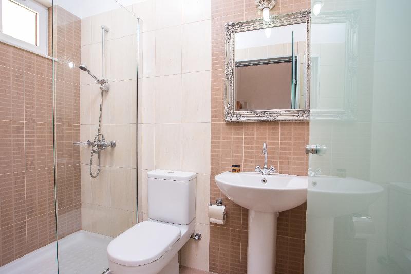 اتاق استاندارد, Evita Studios