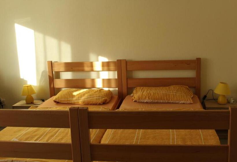 اتاق ساده سه‌ نفره, Back Budget Accomodation
