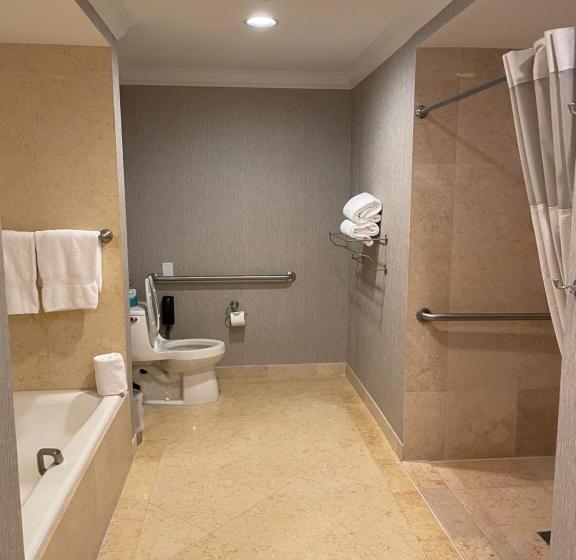 キングサイズベッドのスイートルーム, The Atlantic Hotel & Spa Condo