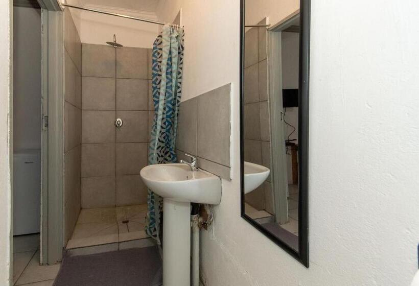 اتاق اکونومی, Woodpeckers Guest House