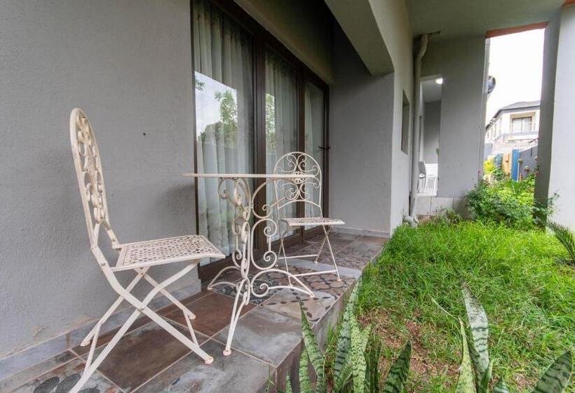 اتاق خانوادگی با چشم‌انداز باغ, Woodpeckers Guest House