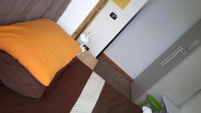 Номер Стандарт Индивидуальный Совместная Ванная, A Santy S Roomsbagno Condiviso Sharedboth2piano No Lift No Shuttle  No Pasti No Meal,  A Pagamento A