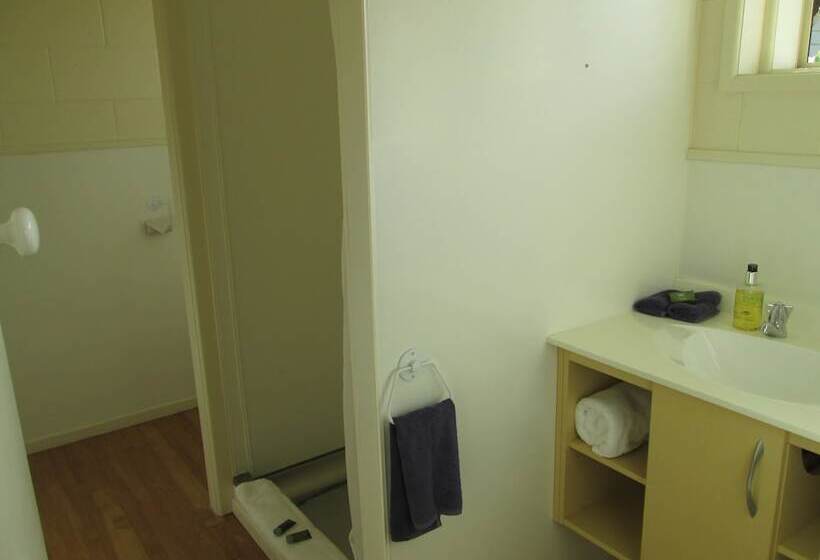 Студия Стандарт, Shortland Court Motel