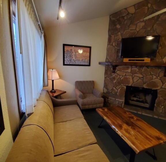 Suite, Getaways At Snow Lake Lodge